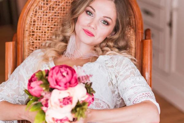 Mañana de la novia. Chica sosteniendo un ramo en sus manos —  Fotos de Stock