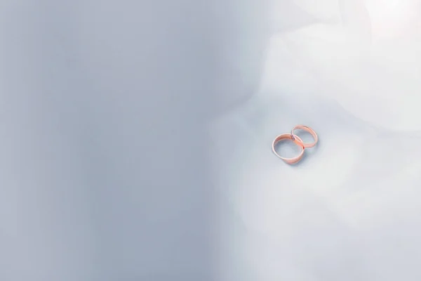 Snubní prsteny na bílé průhledné látky. Horizontální Foto — Stock fotografie