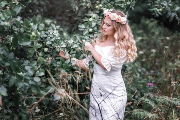 Novia con una corona en la cabeza afuera — Foto de Stock