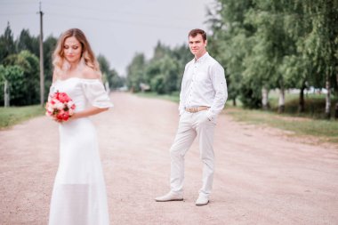 Gelin ve damat yolda poz