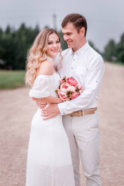 Gelin ve damat yolda poz