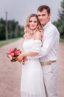 Gelin ve damat yolda poz