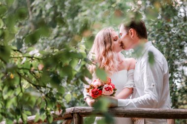 Ahşap bir köprüde poz gelin damat