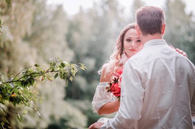 Gelin Damat karşı yeşil orman poz