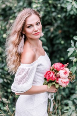 Gelin peonies onun elinde bir buket