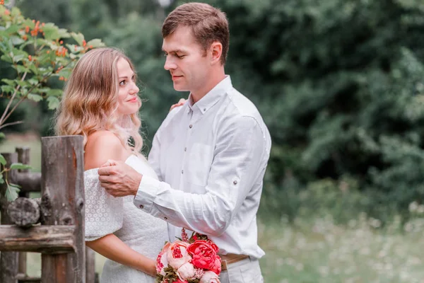 Bride and groom on the wedding day — Stock Photo, Image