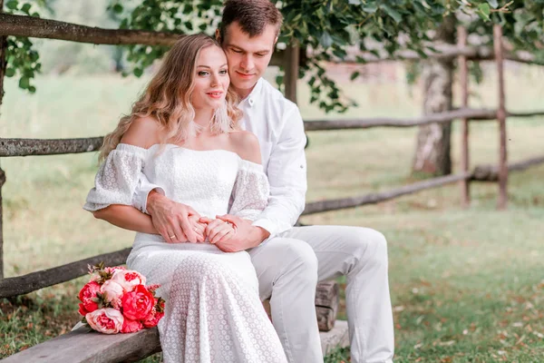 Bride and groom on the wedding day — Stock Photo, Image