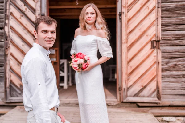 Νύφη και ο γαμπρός την είσοδο με την ξύλινη εκκλησία — Φωτογραφία Αρχείου