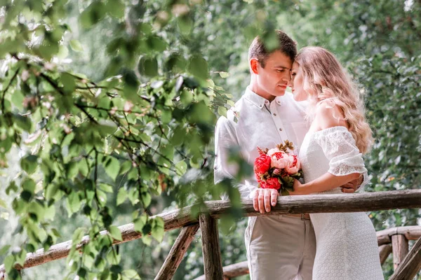 Groom bride posing on a wooden bridge — Stock Photo, Image