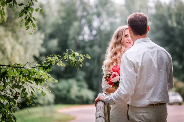 Gelin Damat karşı yeşil orman poz — Stok fotoğraf