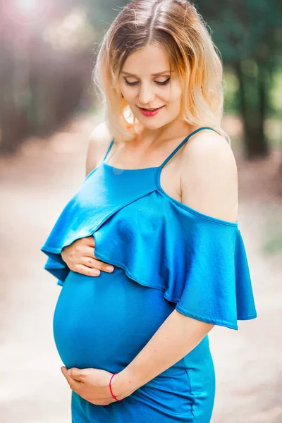 幸福美丽的孕妇在蓝色礼服 — 图库照片