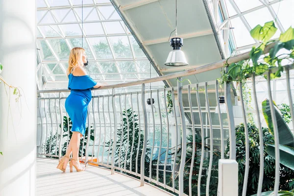 Pregnant beautiful woman posing in botanical garden — Stock Photo, Image