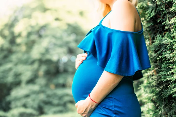Έγκυος όμορφη γυναίκα που ποζάρει στο πάρκο — Φωτογραφία Αρχείου