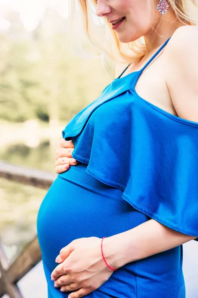 怀孕美丽的女人在公园里摆姿势 — 图库照片