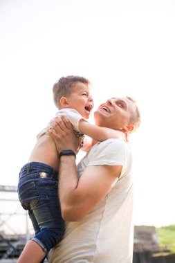 Baba kucaklar ve oğlu dışında oynar