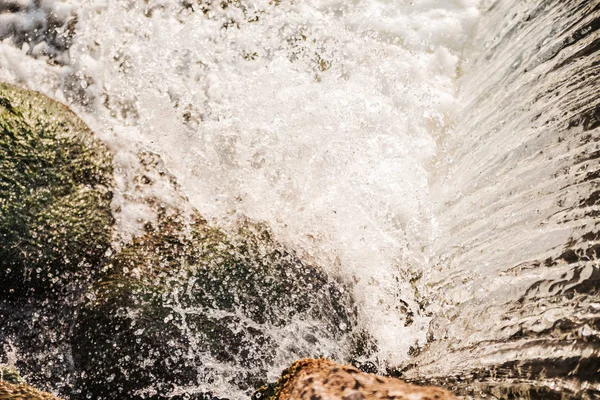Poderosos jatos de cachoeira colidem contra pedras — Fotografia de Stock