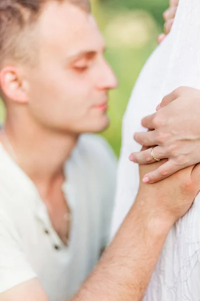 Toekomstige vader knuffels en kusjes zijn vrouws zwangere buik — Stockfoto