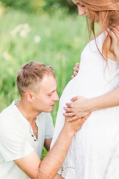 Le futur père embrasse et embrasse son ventre enceinte — Photo