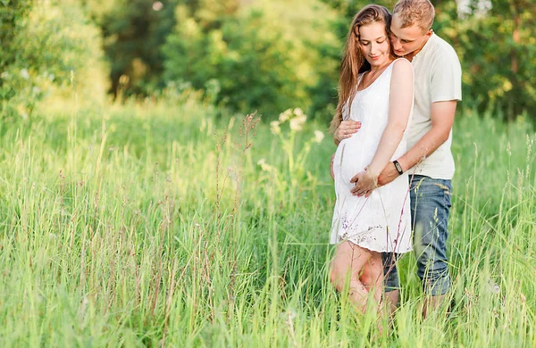 Gelukkig getrouwd paar wachten op een kind — Stockfoto