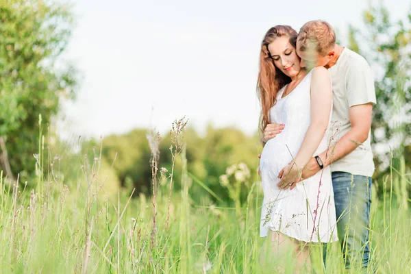 Heureux couple marié attendant un enfant — Photo