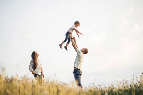 Bebekli sevimli anne ve baba. Babam oğlu kusuyor — Stok fotoğraf