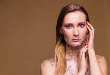 Trendy Glitter makyaj ile moda model kadın