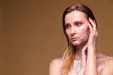 Trendy Glitter makyaj ile moda model kadın