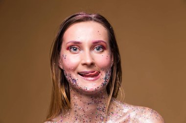 Parlak köpüklü makyaj ile kız modeli etrafında kandırmak