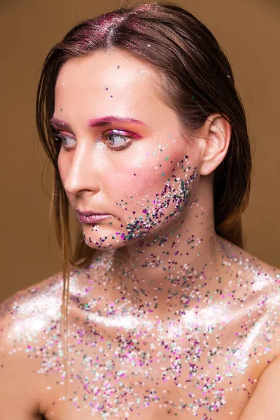 Modelmama mit trendigem Glitzer-Make-up — Stockfoto