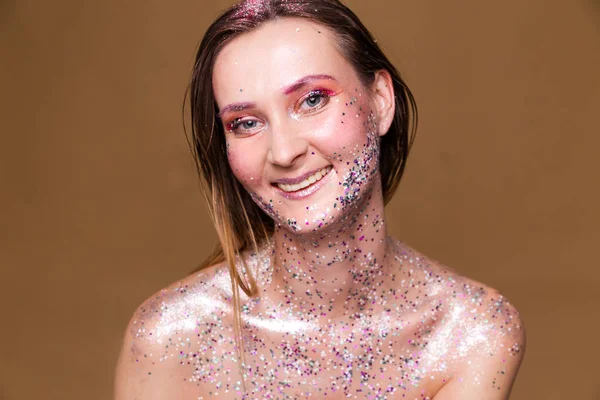 Glückliche Modelfrau mit trendigem Glitzer-Make-up — Stockfoto