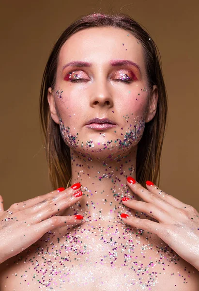 Modelmama mit trendigem Glitzer-Make-up — Stockfoto