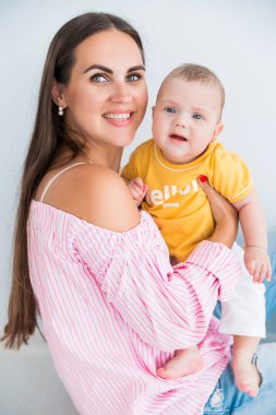 güzel anne kollarında küçük bir oğul tutar