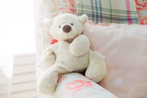 Urso de pelúcia de brinquedo senta-se em uma poltrona — Fotografia de Stock