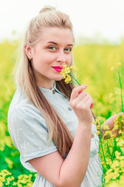 Güzel genç sarışın kız tecavüz kamera için pozlar