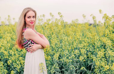 güzel Boho kız kanola alanında kamera poz