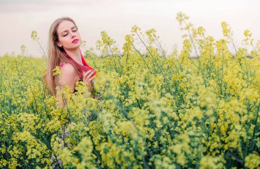 güzel Boho kız kanola alanında kamera poz