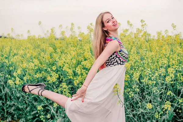 Hermosa chica boho posando en cámara en canola campo —  Fotos de Stock