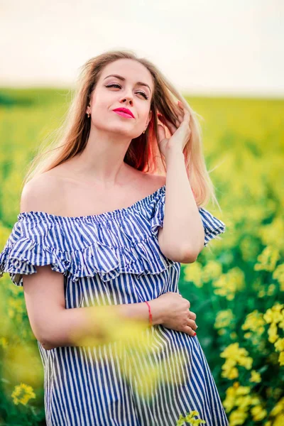 Beautiful young blonde girl poses for the camera in rape — Stock Photo, Image