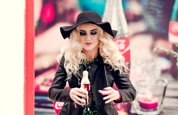 Minsk, Belarús - 30 de enero de 2019. Chica adulta de moda bebe Coca-Cola de una botella — Foto de Stock