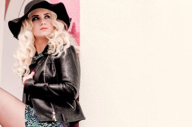 parlak bir elbise ve deri ceket güzel sarışın kız