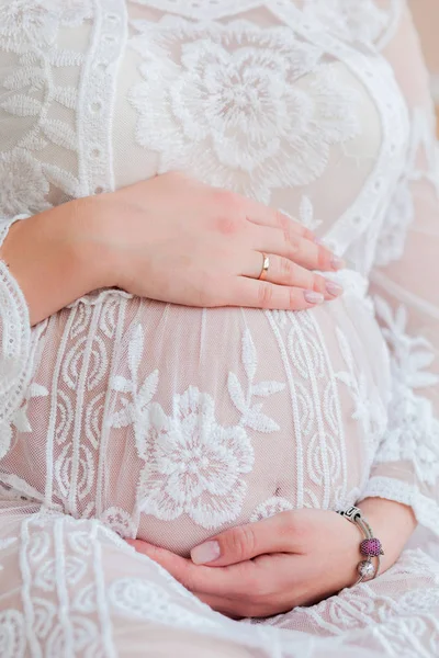 Embarazada en vestido blanco abraza su vientre —  Fotos de Stock