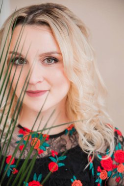 yakın portre yüz palmiye dalı ile sarışın kadın