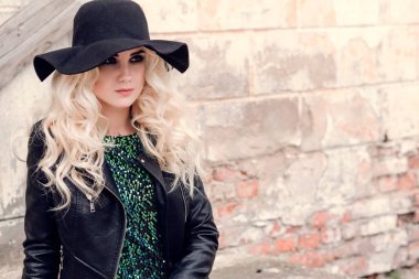 deri ceket gümüş saçlı güzel kız