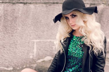 deri ceket gümüş saçlı güzel kız