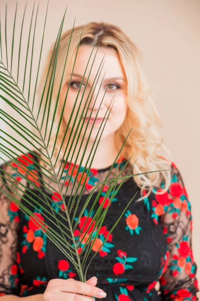 Крупным планом портрет лицо блондинка с пальмовой веткой — стоковое фото