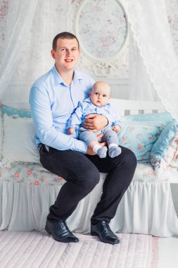 baba ve oğul çocuk odasında oturup