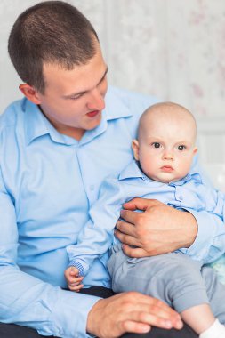 baba ve oğul oturup kreşte oynamak