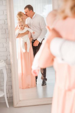 Mutlu aile - anne, baba ve oğlu ayna yakınında