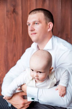 oğlu ile baba ahşap arka plan üzerinde poz