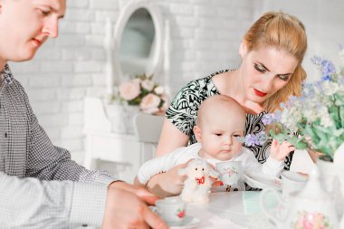 masada küçük oğulları ile oturan mutlu aile